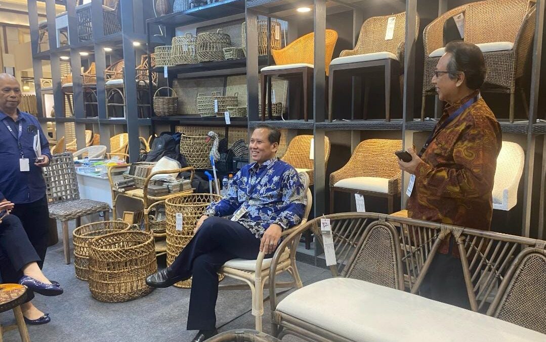 Kolaborasi Desain Interior Untar dan CV Blotan Asian Art: Kursi Rotan Inovatif Menembus Pasar Ekspor Global