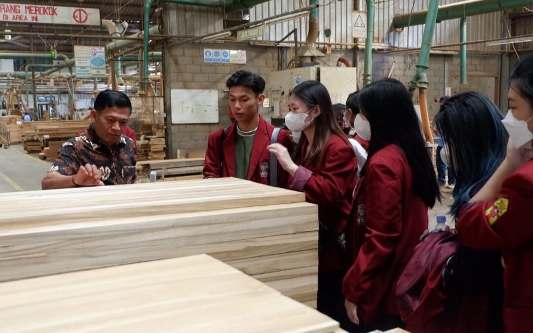 Factory Tour ke PT. Philnesia International (CVP): Mahasiswa Desain Interior Untar Pelajari Rantai Produksi Industri Furnitur