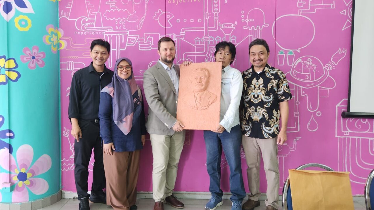 FSRD Untar Membuat Relief Wajah Dmitro Manuilskyy: Tanda Apresiasi ...