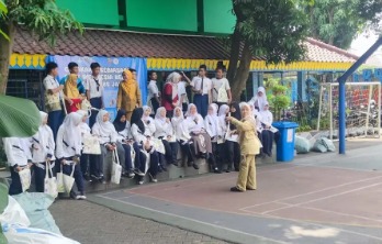 DKV Untar Kenalkan Ecoprint sebagai Media Pembelajaran Lingkungan di SMPN 189